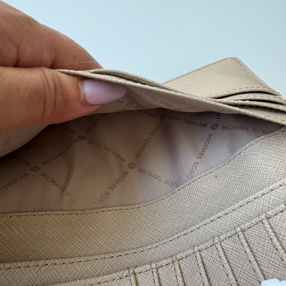 Michael Kors Jet Set Travel Beige Wallet with Gold Logo NWT - Picture 4 of 8